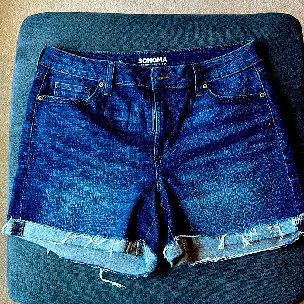 Size 10 Women’s Sonoma frayed denim shorts with front and back pockets.